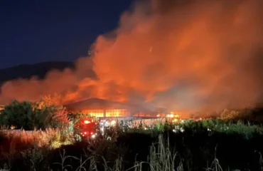 Μεγάλη φωτιά σε εργοστάσιο ξυλείας στο Ασπρόχωμα Καλαμάτας