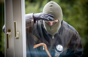 Χειροπέδες σε τέσσερα άτομα για κλοπές κοσμημάτων και πολυτελών αντικειμένων από σπίτι στη Λαμία