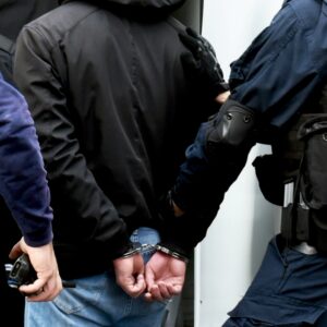 Χειροπέδες σε τρεις νεαρούς για ληστεία πρατηρίου καυσίμων στο Παγκράτι – Απείλησαν υπάλληλο με μαχαίρι (φωτο)