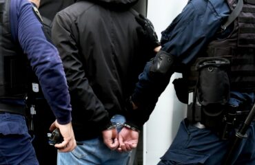 Χειροπέδες σε τρεις νεαρούς για ληστεία πρατηρίου καυσίμων στο Παγκράτι – Απείλησαν υπάλληλο με μαχαίρι (φωτο)