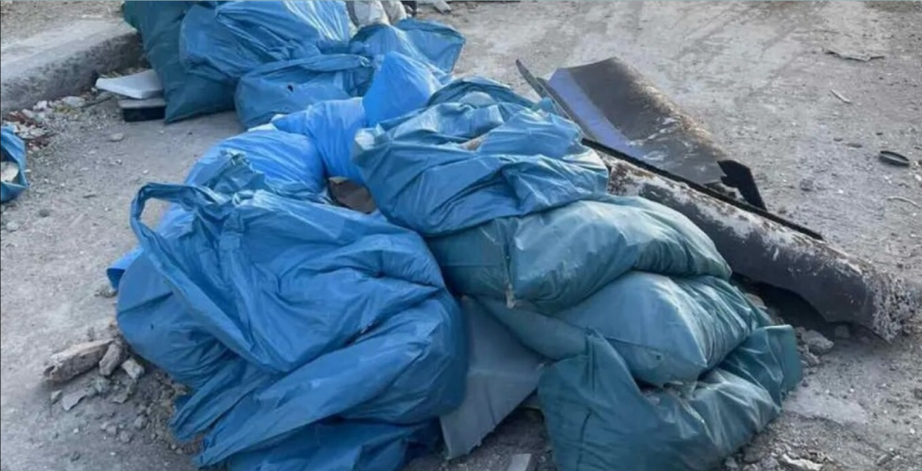 Χειροπέδες επ’αυτοφώρω σε δύο αλλοδαπούς που άδειασαν με θράσος δεκάδες σκουπίδια σε οικόπεδο στον Βοτανικό