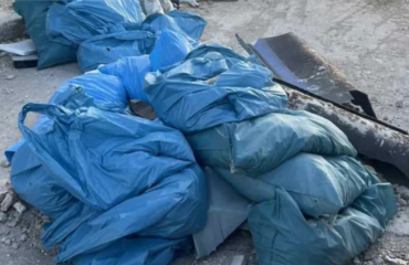 Χειροπέδες επ’αυτοφώρω σε δύο αλλοδαπούς που άδειασαν με θράσος δεκάδες σκουπίδια σε οικόπεδο στον Βοτανικό