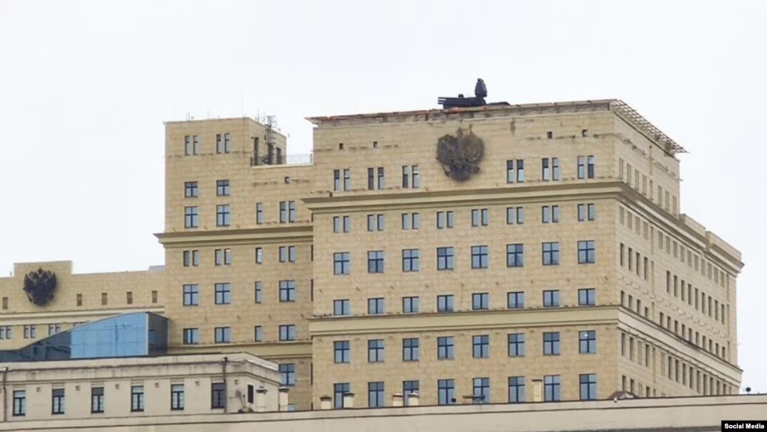 Βίντεο: Ρωσικές δυνάμεις εγκαθιστούν συστήματα αντιαεροπορικής άμυνας Pantsir στις ταράτσες κτιρίων στη Μόσχα