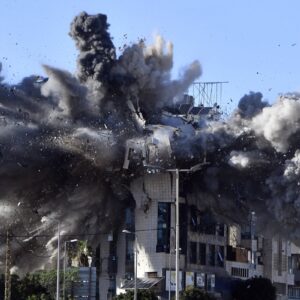 Ισραήλ: Πρώτο αεροπορικό πλήγμα στη Βηρυτό μετά από 3 εβδομάδες – Στόχος διοικητής φιλοϊρανικής πολ