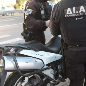 Τροχαίο ατύχημα στη Λεωφόρο Αθηνών: Όχημα έκανε ελιγμό και συγκρούστηκε με ομάδα της ΔΙ.ΑΣ.
