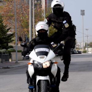 Χειροπέδες σε 34χρονο που απείλησε οδηγό με πιστόλι κρότου επί της Λεωφ.Βουλιαγμένης