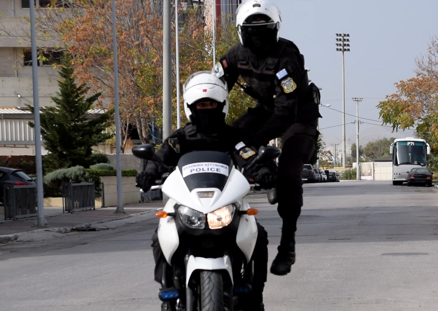 Χειροπέδες σε 34χρονο που απείλησε οδηγό με πιστόλι κρότου επί της Λεωφ.Βουλιαγμένης