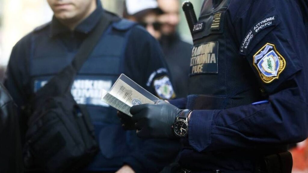 Συνελήφθη υπαστυνόμος του Μεταγωγών: Έφερε μαζί του παράνομο οπλισμό και 8.000 ευρώ – Το σενάριο που εξετάζεται