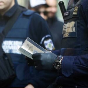Συνελήφθη υπαστυνόμος του Μεταγωγών: Έφερε μαζί του παράνομο οπλισμό και 8.000 ευρώ – Το σενάριο που εξετάζεται