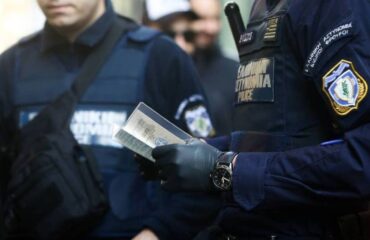 Συνελήφθη υπαστυνόμος του Μεταγωγών: Έφερε μαζί του παράνομο οπλισμό και 8.000 ευρώ – Το σενάριο που εξετάζεται