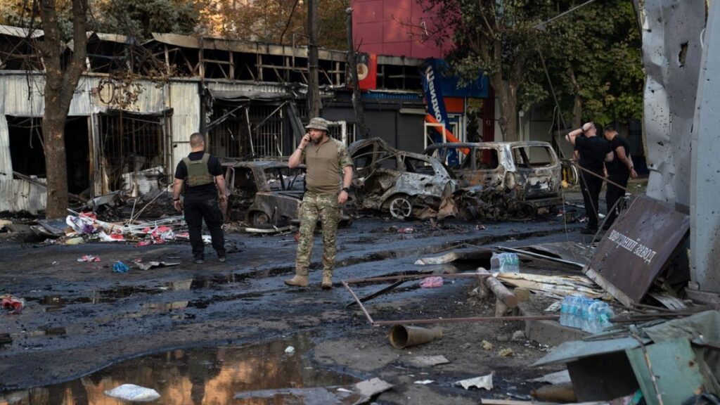 Συγκλονιστικές εικόνες: Η Κονσταντινόβκα θυμίζει Μπαχμούτ – Δείτε πώς έχει γίνει από τους βομβαρδισμούς (βίντεο)