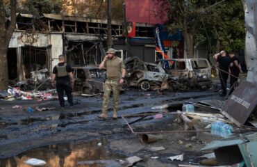 Συγκλονιστικές εικόνες: Η Κονσταντινόβκα θυμίζει Μπαχμούτ – Δείτε πώς έχει γίνει από τους βομβαρδισμούς (βίντεο)