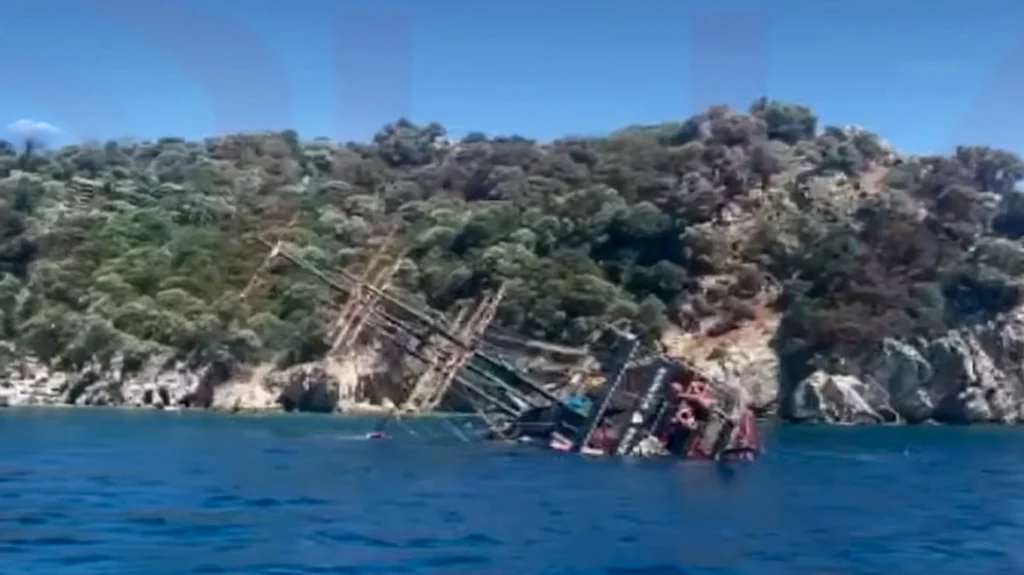 Τουρκία: Βυθίστηκε τουριστικό «πειρατικό» σκάφος με 148 επιβάτες ανοιχτά της Μαρμαρίδας (βίντεο)