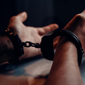 Πάτρα: Συνελήφθησαν τρία άτομα που δημοσίευαν στα μέσα κοινωνικής δικτύωσης φωτογραφίες και βίντεο με όπλα