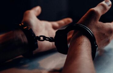 Πάτρα: Συνελήφθησαν τρία άτομα που δημοσίευαν στα μέσα κοινωνικής δικτύωσης φωτογραφίες και βίντεο με όπλα