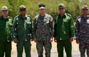Ιστορική συνάντηση στρατηγών των ΗΠΑ και της Κούβας στο Γκουαντανάμο (φωτο)
