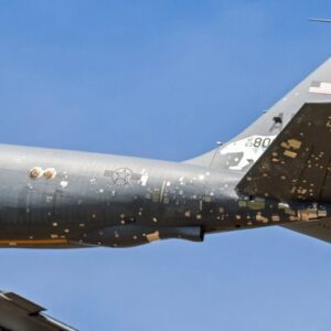 Αμερικανικό αεροσκάφος KC-135 Stratotanker υπέστη σοβαρές ζημιές από θραύσματα ιρανικών drones και πυραύλων (φωτο)