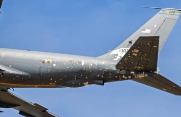 Αμερικανικό αεροσκάφος KC-135 Stratotanker υπέστη σοβαρές ζημιές από θραύσματα ιρανικών drones και πυραύλων (φωτο)