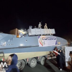 Οι IRGC παρουσίασαν δημόσια ένα νέο σκάφος ταχείας επίθεσης που μπορεί να μεταφέρει έως δύο πυραύλους cruise
