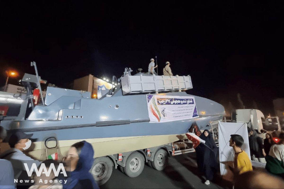 Οι IRGC παρουσίασαν δημόσια ένα νέο σκάφος ταχείας επίθεσης που μπορεί να μεταφέρει έως δύο πυραύλους cruise