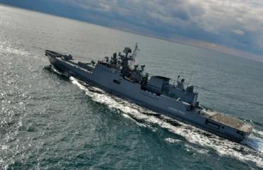 Στη δημοσιότητα βίντεο από την στιγμή που ουκρανικό drone κτυπά την ρωσική φρεγάτα «Admiral Essen» στο Νοβοροσίσκ