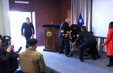 Χιλή: H στιγμή που σκύλος ανίχνευσης ναρκωτικών αρπάζει αξιωματικό από… την τσέπη σε παρουσίαση (βίντεο)