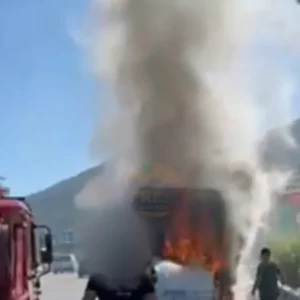 Πανικός σε τουριστικό λεωφορείο στην Περιφερειακή Υμηττού: «Τυλίχθηκε» στις φλόγες – «Δεν άνοιγαν οι πόρτες»