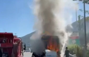 Πανικός σε τουριστικό λεωφορείο στην Περιφερειακή Υμηττού: «Τυλίχθηκε» στις φλόγες – «Δεν άνοιγαν οι πόρτες»