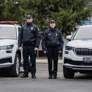 Bίντεο: Σκύλος δαγκώνει Ουκρανούς αστυνομικούς που επιχειρούν να «στρατολογήσουν» το αφεντικό του