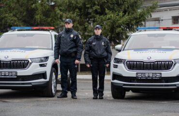 Bίντεο: Σκύλος δαγκώνει Ουκρανούς αστυνομικούς που επιχειρούν να «στρατολογήσουν» το αφεντικό του