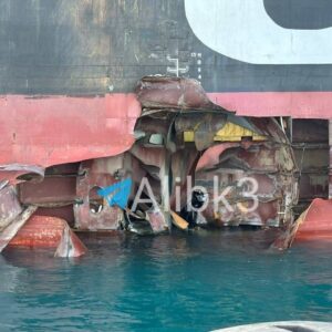 Περσικός Κόλπος: Ισχυρή έκρηξη σε φορτηγό πλοίο μετά από επίθεση από άγνωστο βλήμα (βίντεο)