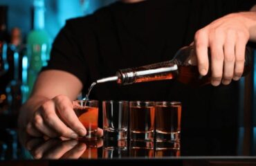 «Εξυπνάδα» ανηλίκου στη Νέα Σμύρνη να αγοράσει αλκοόλ με πλαστή ταυτότητα τον οδήγησε στο νοσοκομείο