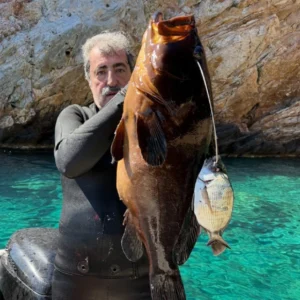 Το μήνυμα του Π.Πολάκη στον Α.Τσίπρα κρατώντας στα χέρια του… ροφό 13,5 κιλών! (φωτο)