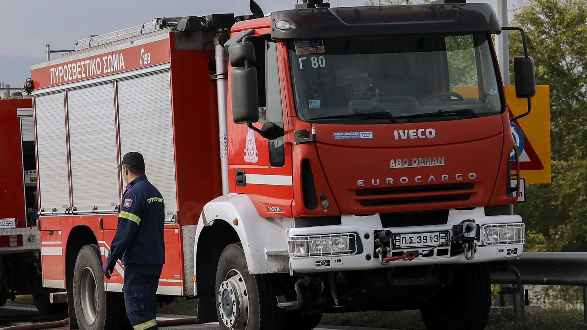 Bελτιωμένη η εικόνα της φωτιάς στους Αγίους Θεοδώρους: Kανονικά τα δρομολόγια του Προαστιακού (upd)