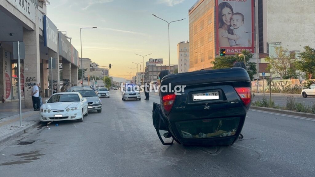 Αυτοκίνητο στη Θεσσαλονίκη τούμπαρε μετά από σύγκρουση σε παρκαρισμένα οχήματα (βίντεο)