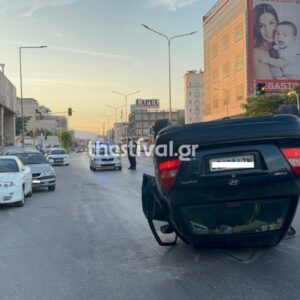 Αυτοκίνητο στη Θεσσαλονίκη τούμπαρε μετά από σύγκρουση σε παρκαρισμένα οχήματα (βίντεο)