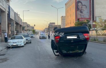 Αυτοκίνητο στη Θεσσαλονίκη τούμπαρε μετά από σύγκρουση σε παρκαρισμένα οχήματα (βίντεο)