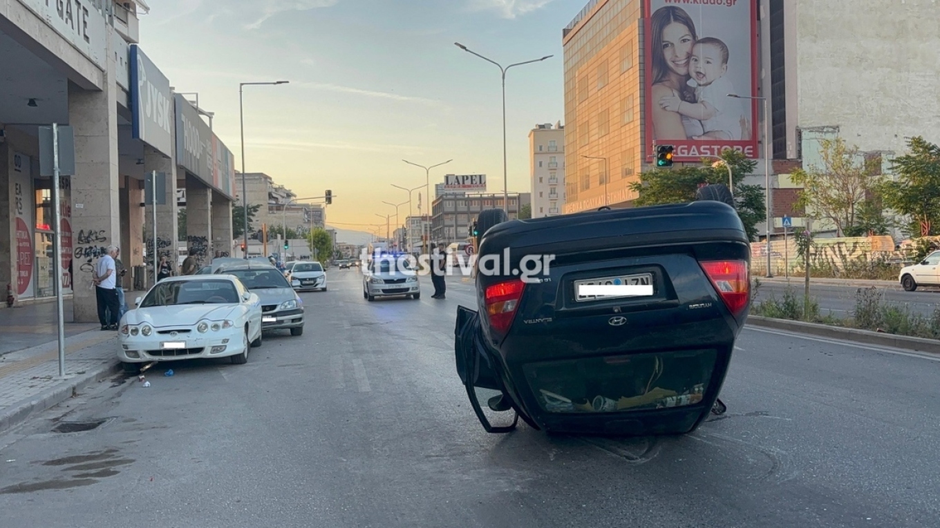 Αυτοκίνητο στη Θεσσαλονίκη τούμπαρε μετά από σύγκρουση σε παρκαρισμένα οχήματα (βίντεο)