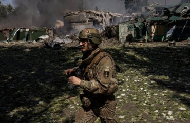 Απίστευτο ξύλο Ουκρανού στρατιώτη που τον έδεσαν ανάποδα σε δέντρο και τον ευτέλισαν (βίντεο)
