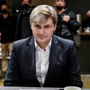 Ν.Φαραντούρης: Ο ευρωβουλευτής του ΠΑΣΟΚ έπαιξε πιάνο στο Μετρό Συντάγματος (βίντεο)