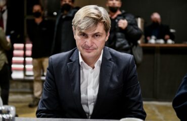 Ν.Φαραντούρης: Ο ευρωβουλευτής του ΠΑΣΟΚ έπαιξε πιάνο στο Μετρό Συντάγματος (βίντεο)