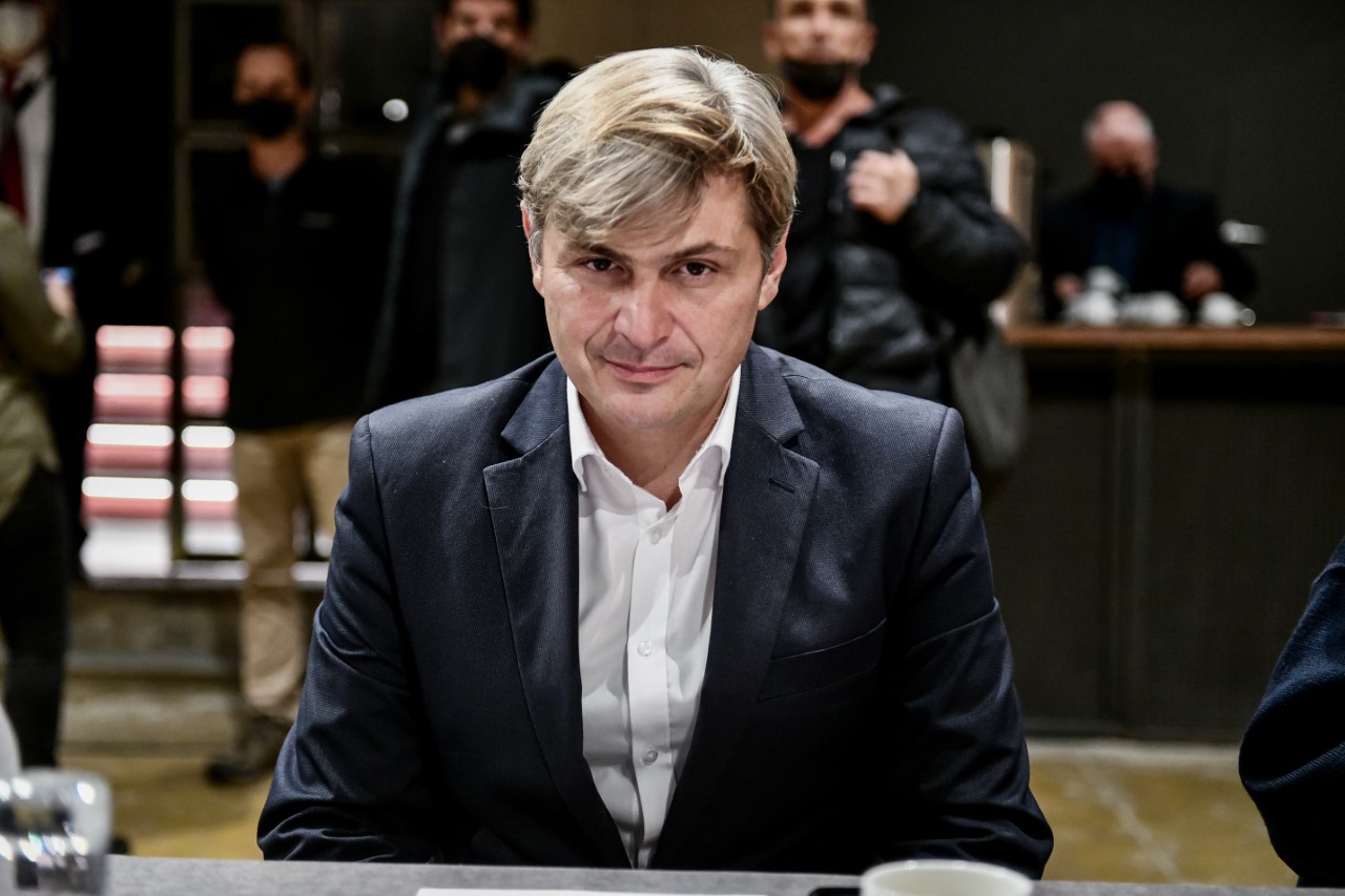 Ν.Φαραντούρης: Ο ευρωβουλευτής του ΠΑΣΟΚ έπαιξε πιάνο στο Μετρό Συντάγματος (βίντεο)