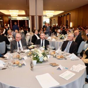 Ο Άδωνις Γεωργιάδης στο ίδιο τραπέζι με  Ανδρουλάκη και Κωνσταντοπούλου