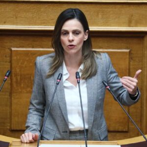 Η Έφη Αχτσιόγλου παραιτήθηκε από βουλευτής: «Είναι μια πράξη συνείδησης»