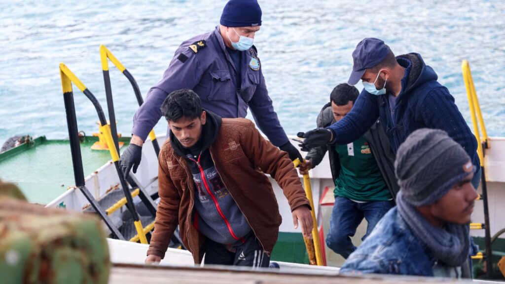 Νέα καραβιά 38 παράνομων αλλοδαπών ανοικτά της Γαύδου – Η πλειοψηφία είναι άντρες και έφηβοι