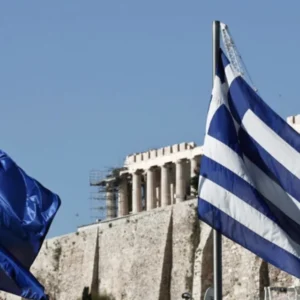 «Καμπανάκι» από Κομισιόν: Η Ελλάδα παραμένει εγκλωβισμένη σε χαμηλή παραγωγικότητα και ακριβή στέγαση