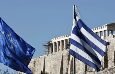 «Καμπανάκι» από Κομισιόν: Η Ελλάδα παραμένει εγκλωβισμένη σε χαμηλή παραγωγικότητα και ακριβή στέγαση