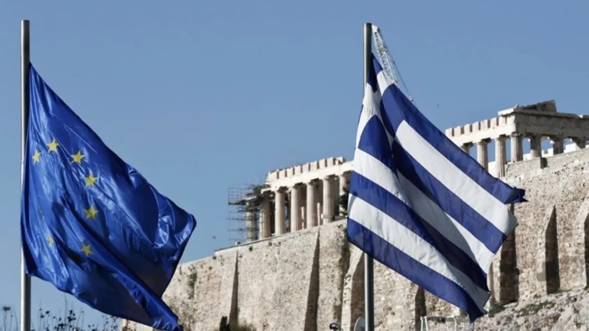 «Καμπανάκι» από Κομισιόν: Η Ελλάδα παραμένει εγκλωβισμένη σε χαμηλή παραγωγικότητα και ακριβή στέγαση