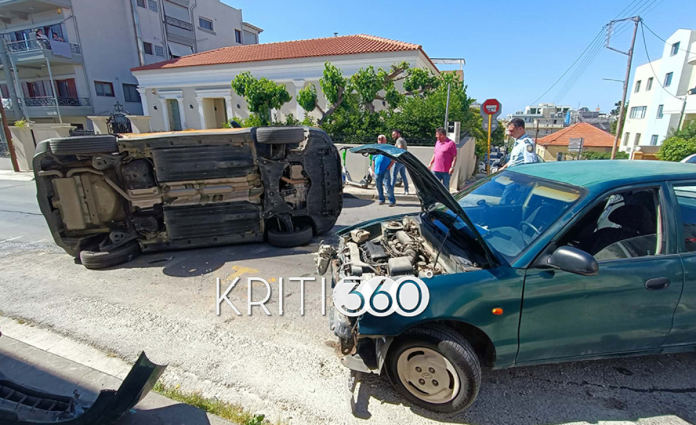 Αναστάτωση στα Χανιά μετά από σφοδρή σύγκρουση αυτοκινήτων έξω από τα δικαστήρια (φωτογραφίες)