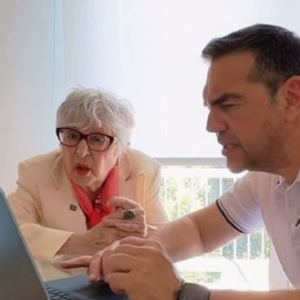Βίντεο: Ο Α.Τσίπρας δείχνει στην «Θεοπούλα» πώς να γίνει μέλος της ΕΛΑΣ
